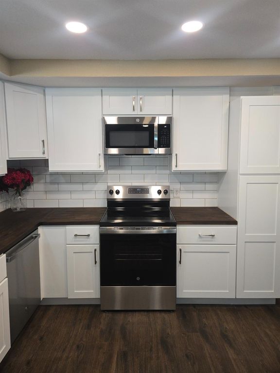 Image 2 of property listing at 1946 Calimyrna Avenue, Clovis, CA 93611