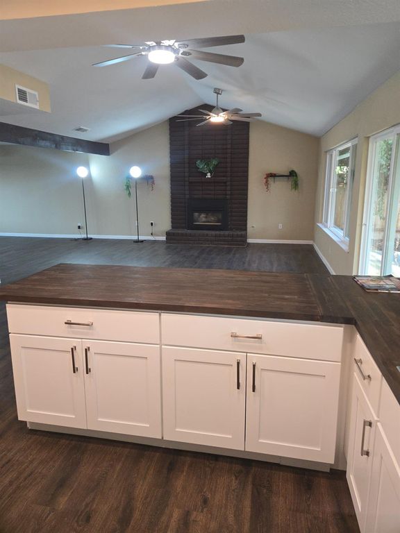 Image 3 of property listing at 1946 Calimyrna Avenue, Clovis, CA 93611