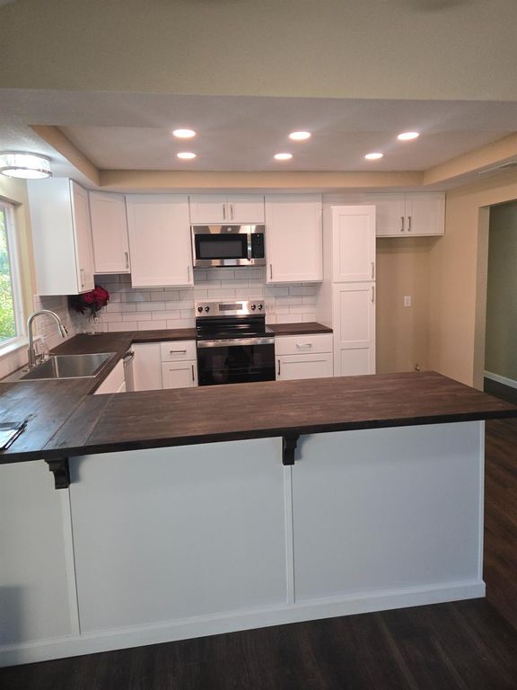 Image 4 of property listing at 1946 Calimyrna Avenue, Clovis, CA 93611