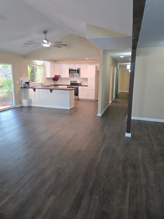 Image 5 of property listing at 1946 Calimyrna Avenue, Clovis, CA 93611