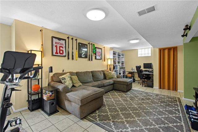 410 Hi Tor Dr, Pleasant Hills, PA 15236