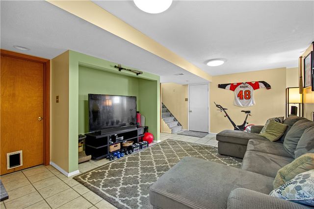 410 Hi Tor Dr, Pleasant Hills, PA 15236