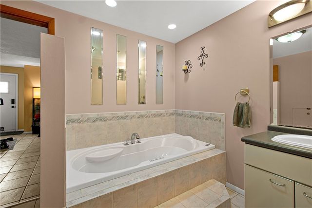 410 Hi Tor Dr, Pleasant Hills, PA 15236