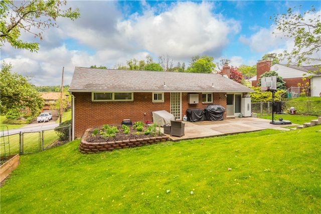 410 Hi Tor Dr, Pleasant Hills, PA 15236