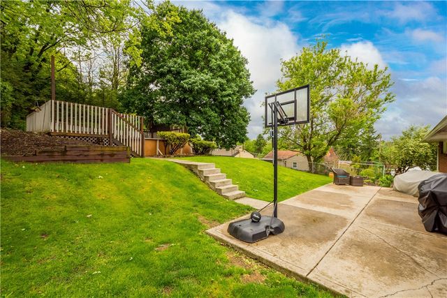 410 Hi Tor Dr, Pleasant Hills, PA 15236