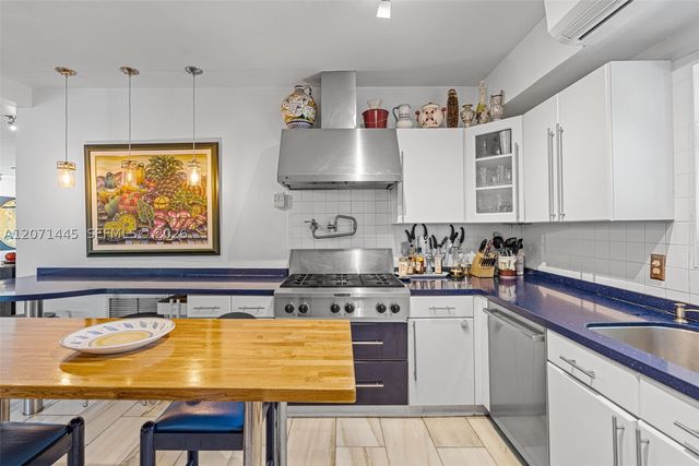 7970 Hawthorne Ave, Miami Beach, FL 33141