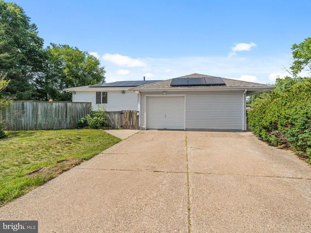 16 BRYANT RD, Blackwood, NJ 08012