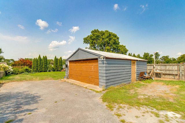 1621 EDEN RD, Lancaster, PA 17601