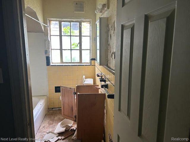8854 Pinehurst Street, Detroit, MI 48204
