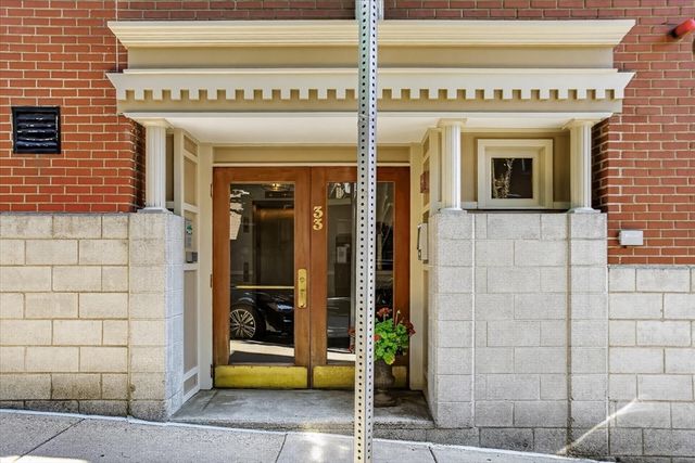 33 Chestnut Street 104, Boston, MA 02129