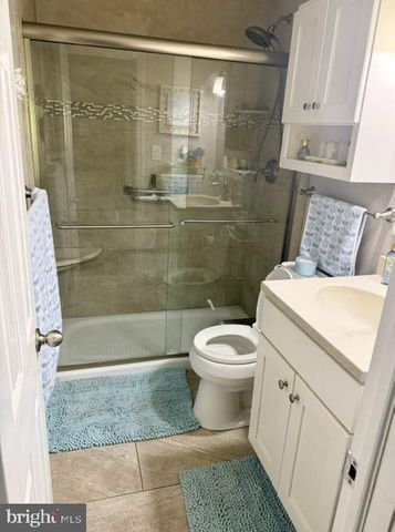 8 RUNYON DR, Hamilton, NJ 08610