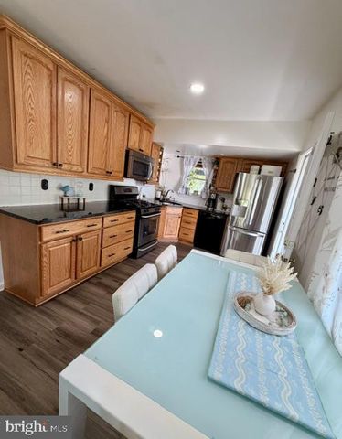 8 RUNYON DR, Hamilton, NJ 08610