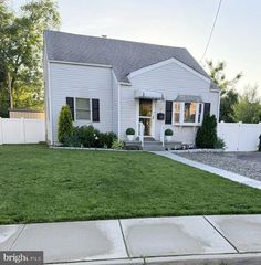 8 RUNYON DR, Hamilton, NJ 08610