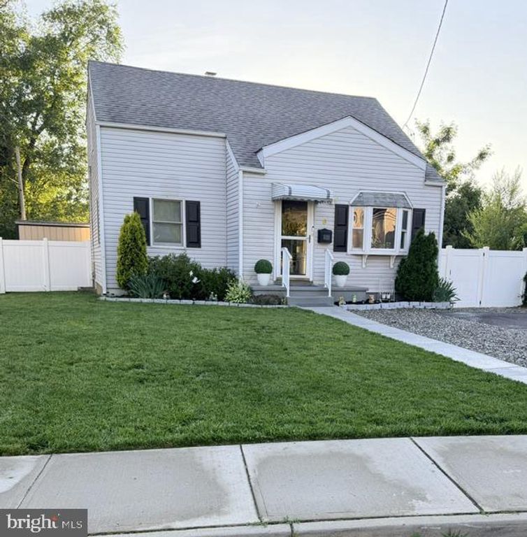 8 RUNYON DR, Hamilton, NJ 08610