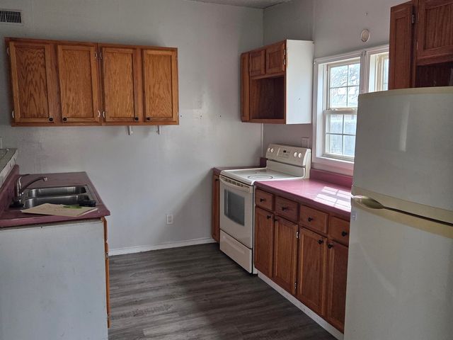 1409 S S Santa Fe Ave, Salina, KS 67401