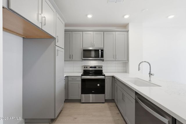 2121 W SONORAN DESERT Drive 156, Phoenix, AZ 85085