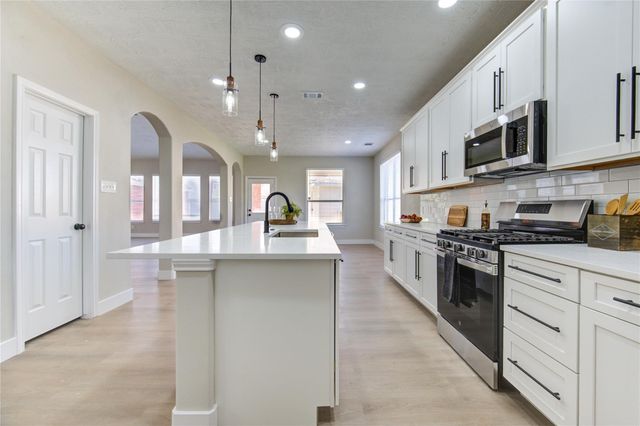 5512 Canyon Bluff Lane, Rosharon, TX 77583