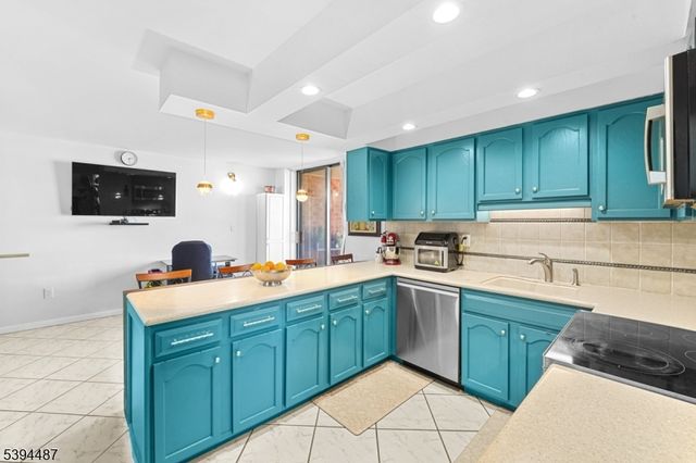 2005 Harmon Cove Tower, Secaucus Town, NJ 07094