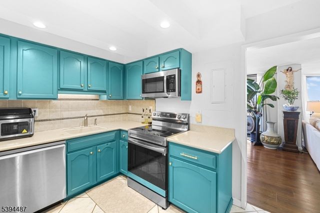 2005 Harmon Cove Tower, Secaucus Town, NJ 07094