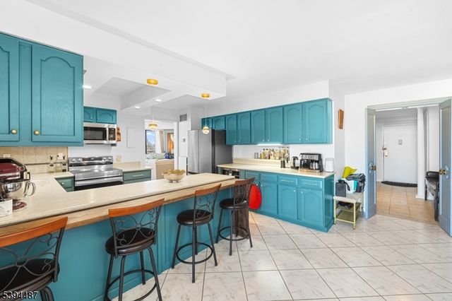 2005 Harmon Cove Tower, Secaucus Town, NJ 07094