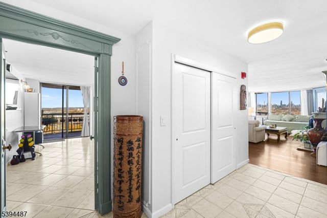 2005 Harmon Cove Tower, Secaucus Town, NJ 07094