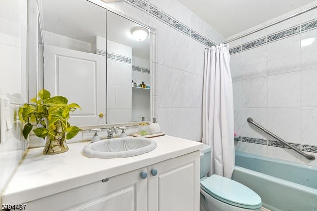 2005 Harmon Cove Tower, Secaucus Town, NJ 07094