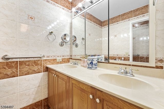 2005 Harmon Cove Tower, Secaucus Town, NJ 07094