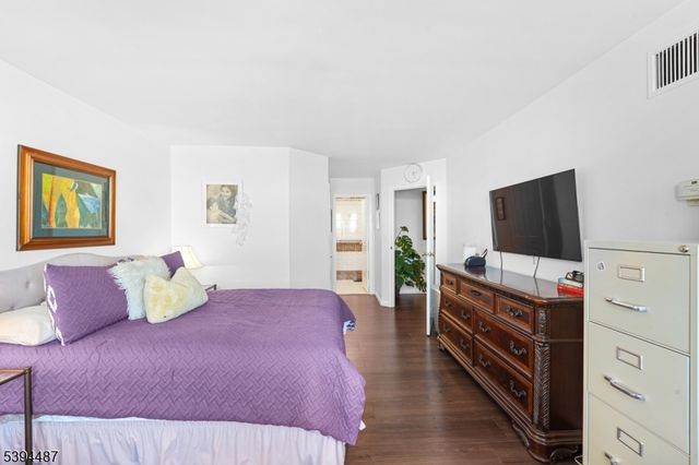 2005 Harmon Cove Tower, Secaucus Town, NJ 07094