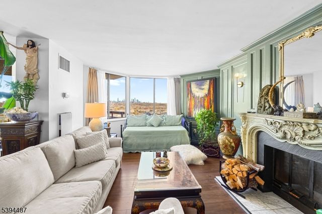 2005 Harmon Cove Tower, Secaucus Town, NJ 07094