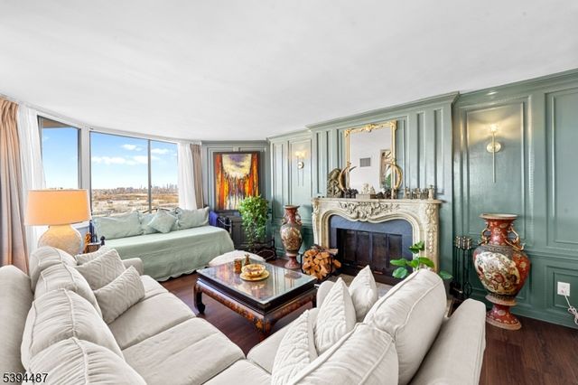 2005 Harmon Cove Tower, Secaucus Town, NJ 07094