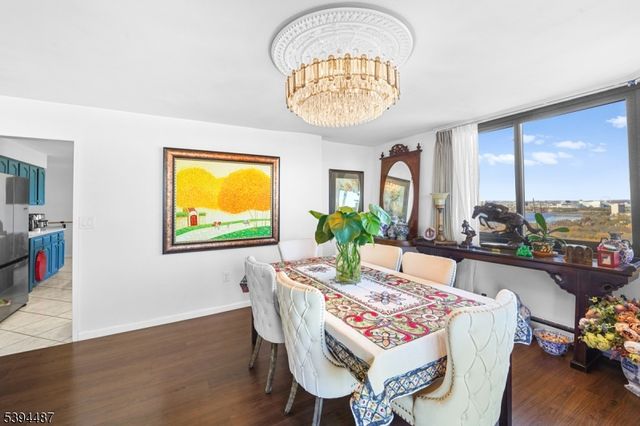 2005 Harmon Cove Tower, Secaucus Town, NJ 07094