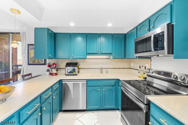 2005 Harmon Cove Tower, Secaucus Town, NJ 07094