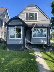 3252 N 17th STREET, Milwaukee, WI 53206