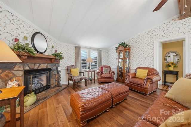 2010 Old Dragstrip Street, Hickory, NC 28601