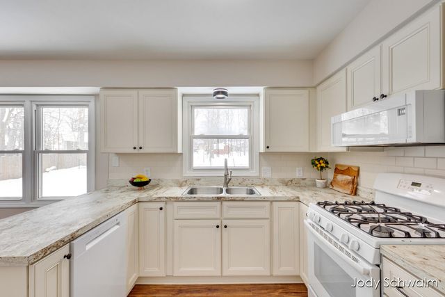 2275 Embro Drive, Grand Rapids, MI 49508