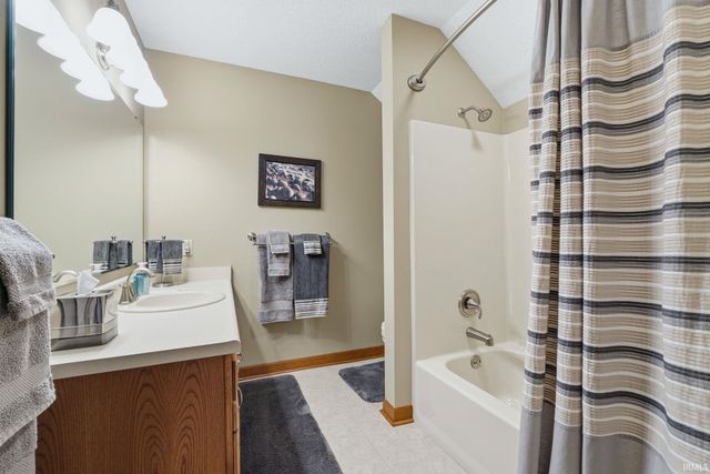 8384 N Roanoke Road, Roanoke, IN 46783