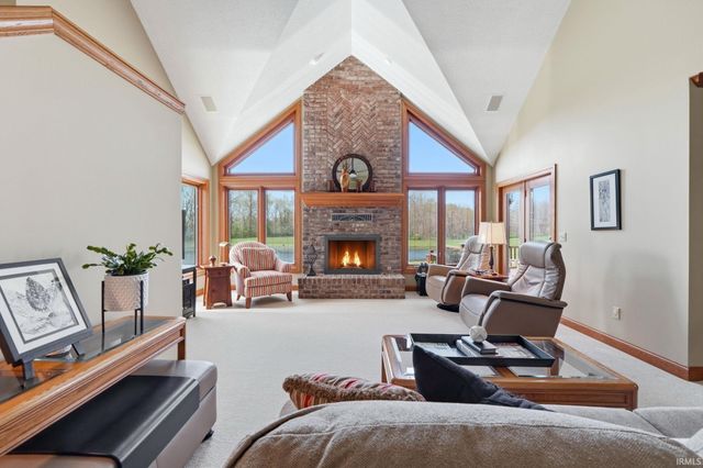 8384 N Roanoke Road, Roanoke, IN 46783