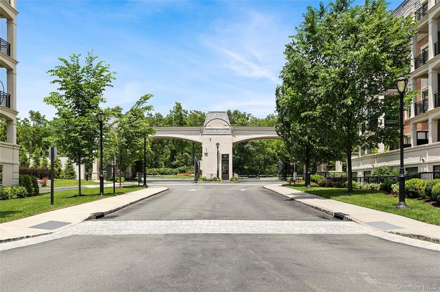 5000 Royal Court 5101, North Hills, NY 11040