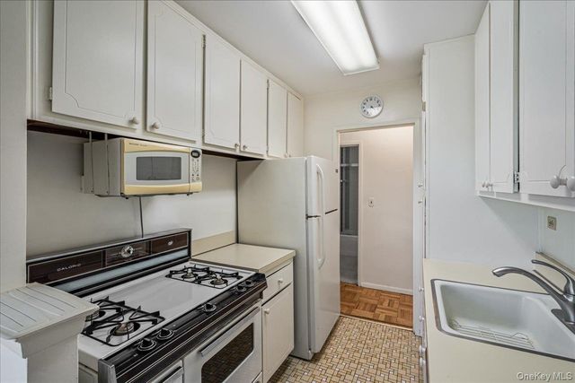 17-85 215th Street 3E, Bayside, NY 11360