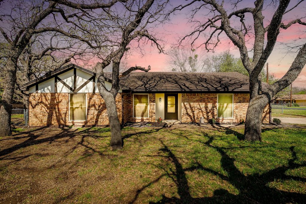 620 Donna Court, Burleson, TX 76028