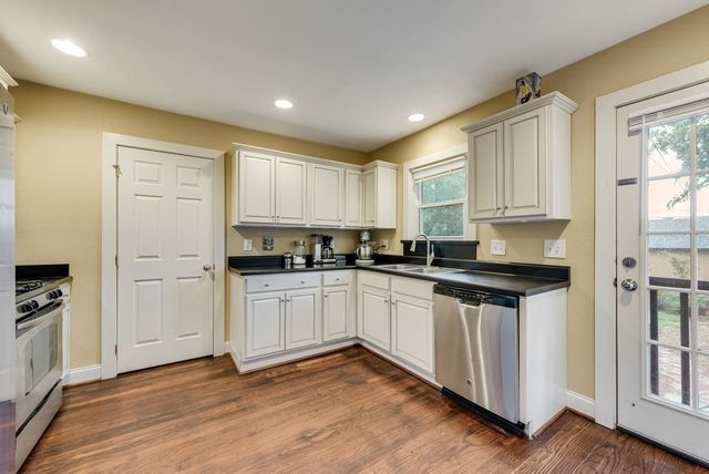 2502 BURLINGTON Boulevard, Dallas, TX 75211