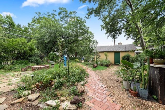 2502 BURLINGTON Boulevard, Dallas, TX 75211