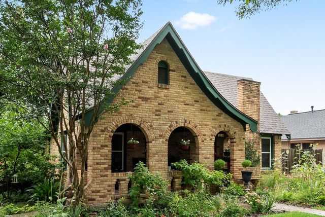 2502 BURLINGTON Boulevard, Dallas, TX 75211