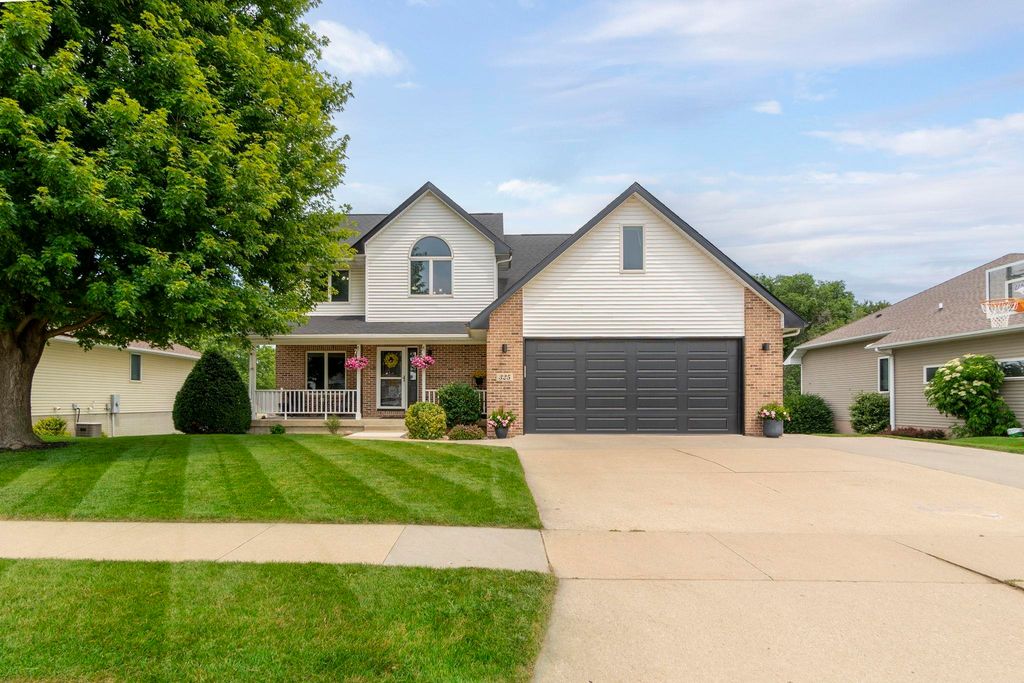 325 Alvarado Avenue, Cedar Falls, IA 50613