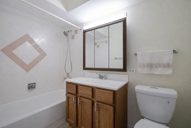 5447 W Lawrence Avenue 203, Chicago, IL 60630