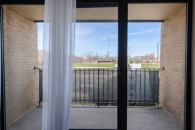 5447 W Lawrence Avenue 203, Chicago, IL 60630