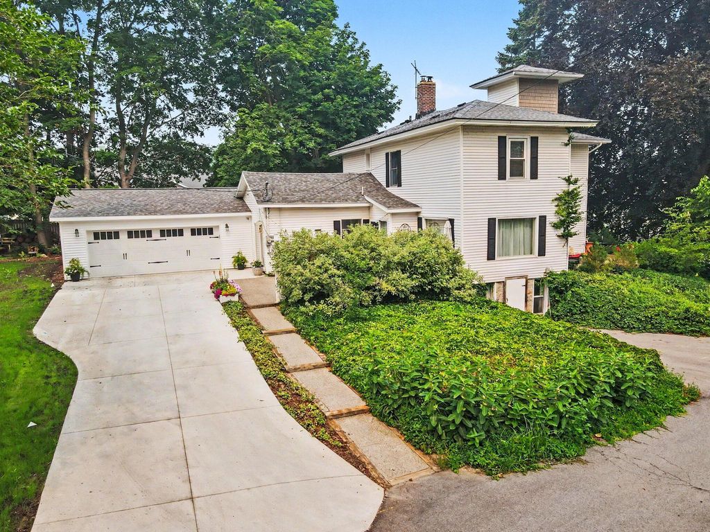 312 E 16th Street, Holland City, MI 49423