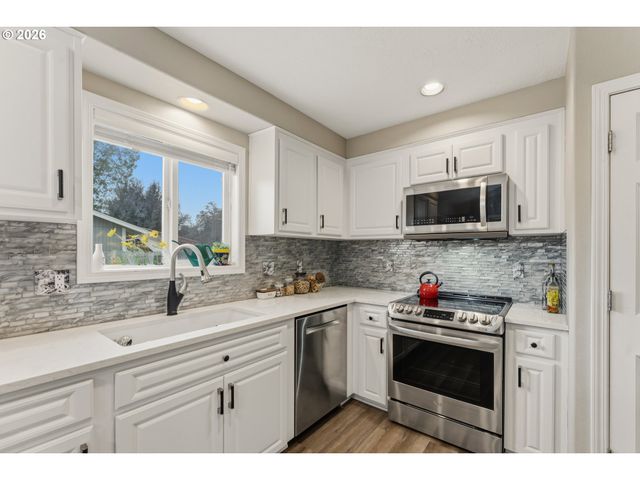 1735 PLATEAU St Ne, Salem, OR 97305