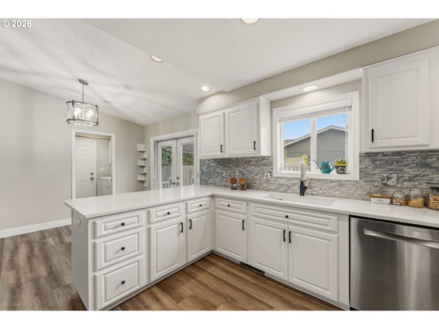 1735 PLATEAU St Ne, Salem, OR 97305