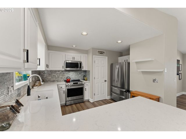 1735 PLATEAU St Ne, Salem, OR 97305